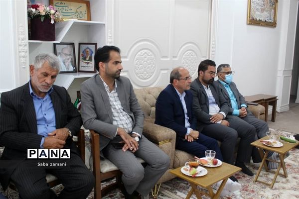 دیدار فرماندار و امام جمعه سرخ رود با خانواده شهید بهرام طهماسبی