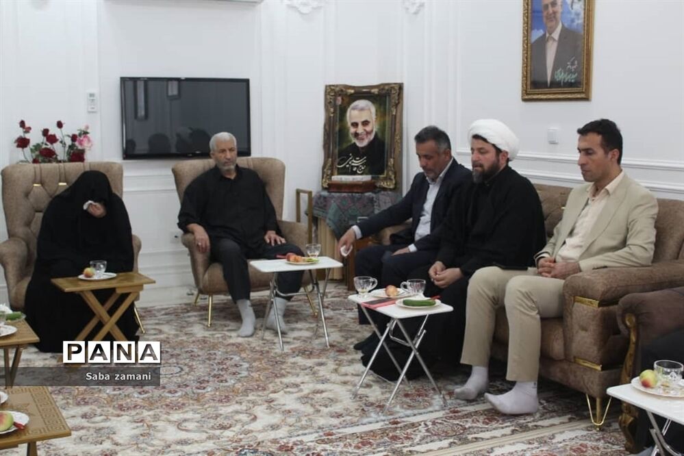 دیدار فرماندار و امام جمعه سرخ رود با خانواده شهید بهرام طهماسبی