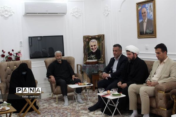 دیدار فرماندار و امام جمعه سرخ رود با خانواده شهید بهرام طهماسبی