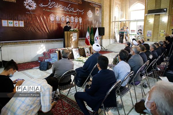 مراسم عطر افشانی و گلریزان مزار مطهر شهدای هشتم شهریور