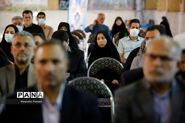 مراسم عطر افشانی و گلریزان مزار مطهر شهدای هشتم شهریور