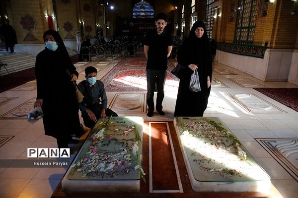 مراسم عطر افشانی و گلریزان مزار مطهر شهدای هشتم شهریور