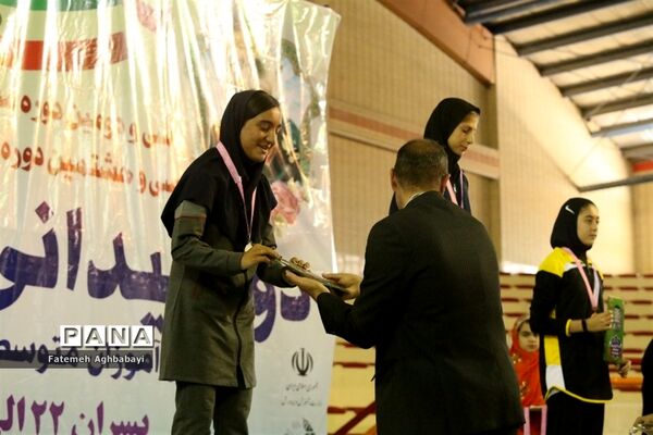 اهدای مدال روز اول و دوم مسابقات دو و میدانی دختران در شهرکرد
