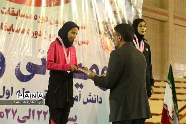 اهدای مدال روز اول و دوم مسابقات دو و میدانی دختران در شهرکرد
