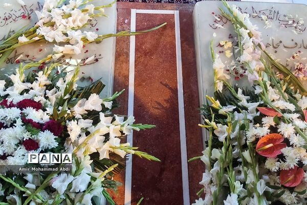 مراسم عطر افشانی وگلریزان مزار مطهر شهدای هشتم شهریور