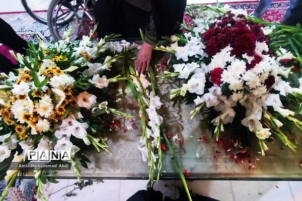 مراسم عطر افشانی وگلریزان مزار مطهر شهدای هشتم شهریور