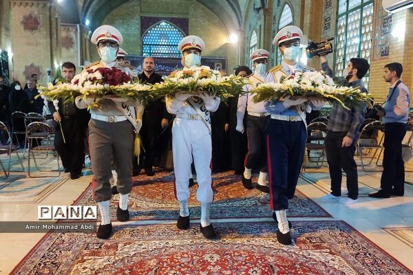 مراسم عطر افشانی وگلریزان مزار مطهر شهدای هشتم شهریور