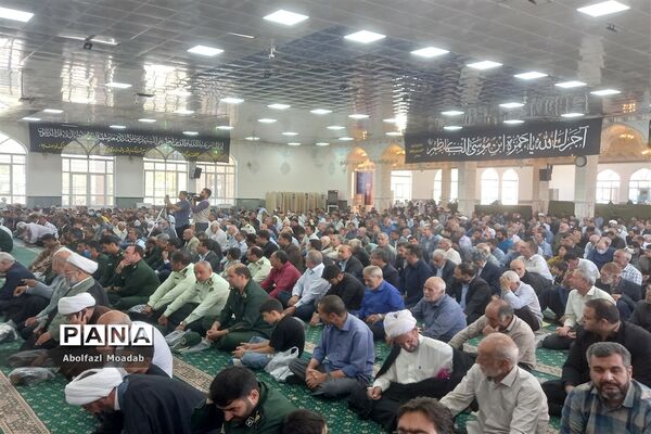 میز خدمت مسئولان کاشمر در نماز جمعه