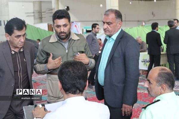 برپایی میز خدمت و تقدیر از کارمندان نمونه در گلوگاه
