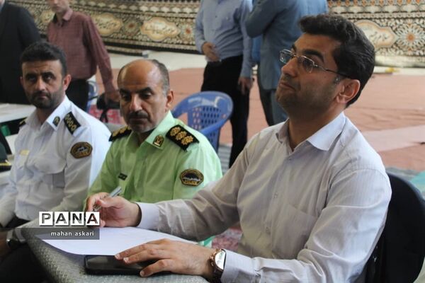 برپایی میز خدمت و تقدیر از کارمندان نمونه در گلوگاه