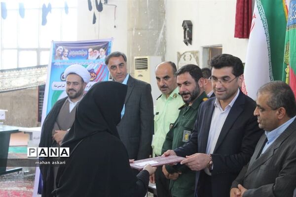 برپایی میز خدمت و تقدیر از کارمندان نمونه در گلوگاه