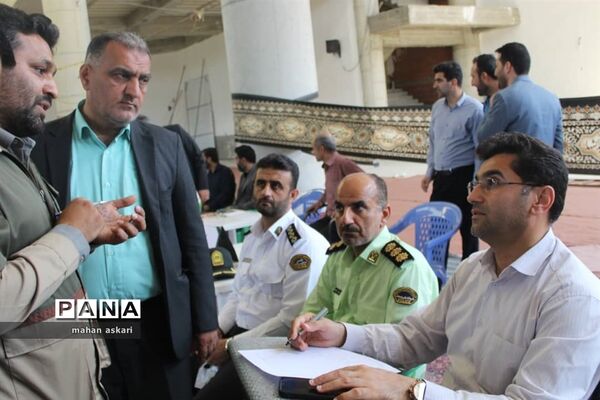 برپایی میز خدمت و تقدیر از کارمندان نمونه در گلوگاه