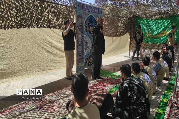 برپایی نماز جماعت در اردوی قطبی دانش آموزان