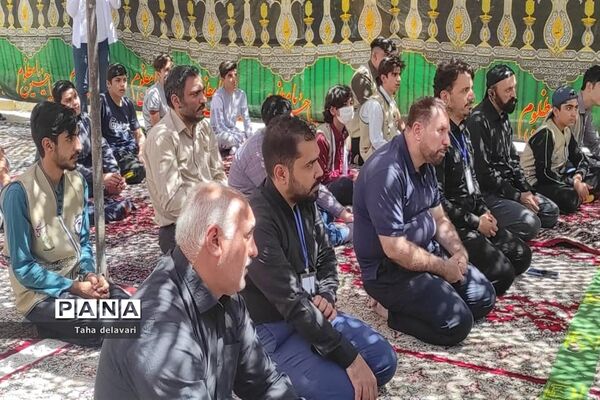 برپایی نماز جماعت در اردوی قطبی دانش آموزان