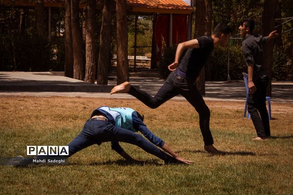 انجام برنامه‌های فرهنگی در دومین روز اردوی قطبی اعضای سازمان دانش‌آموزی اصفهان