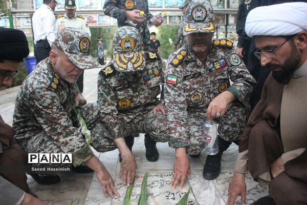 غبارروبی مزار شهدای قم با حضور کارکنان پدافند هوایی ارتش