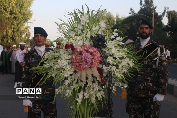 غبارروبی مزار شهدای قم با حضور کارکنان پدافند هوایی ارتش