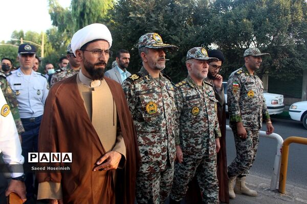 غبارروبی مزار شهدای قم با حضور کارکنان پدافند هوایی ارتش