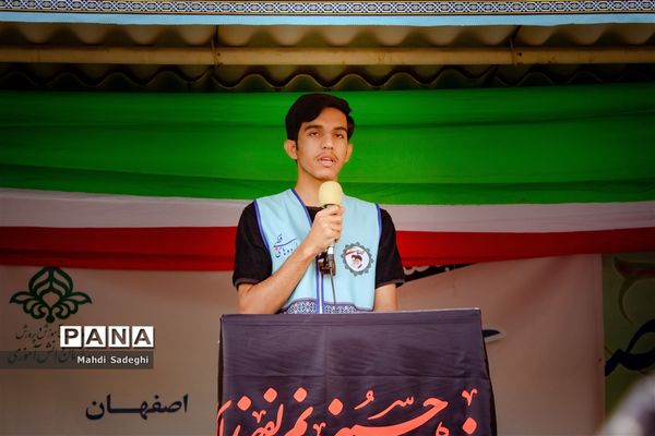 صبحگاه آخرین روز از اردوی قطبی دانش‌آموزان عضو سازمان دانش‌آموزی در اصفهان