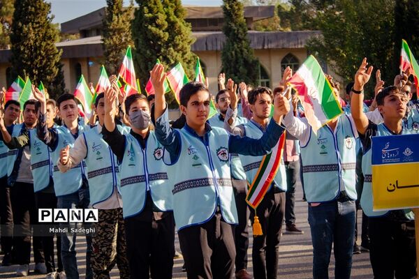 صبحگاه آخرین روز از اردوی قطبی دانش‌آموزان عضو سازمان دانش‌آموزی در اصفهان
