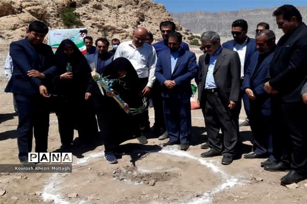 با حضور وزیر علوم سه پروژه صنعتی در شهرستان کازرون کلنگ‌زنی شد