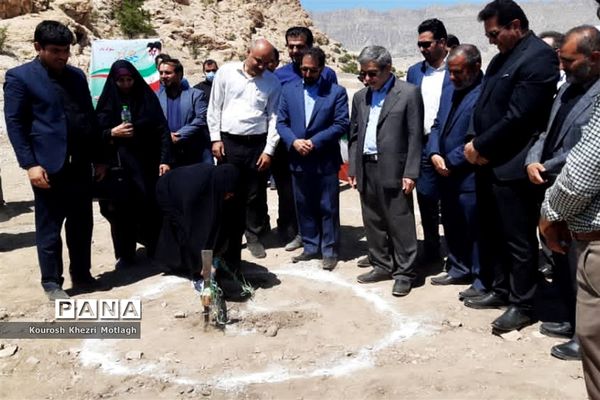 با حضور وزیر علوم سه پروژه صنعتی در شهرستان کازرون کلنگ‌زنی شد