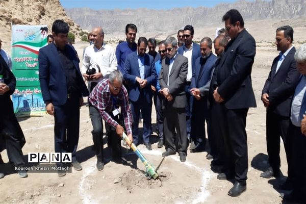 با حضور وزیر علوم سه پروژه صنعتی در شهرستان کازرون کلنگ‌زنی شد