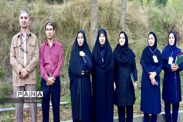 دریافت پرچم‌های افتخار خلاقیت و نوآوری  دیانت و معنویت و شور و نشاط توسط اعضای سازمان دانش‌آموزی گلستان‌