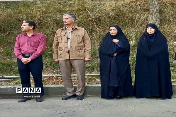 دریافت پرچم‌های افتخار خلاقیت و نوآوری  دیانت و معنویت و شور و نشاط توسط اعضای سازمان دانش‌آموزی گلستان‌