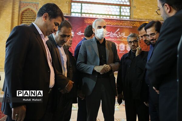 حضور وزیر آموزش و پرورش بر سر مزار شهیدان رجایی و باهنر