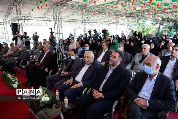 مراسم تجلیل از دانش‌آموزان ممتاز و نخبه مدارس خیرساز