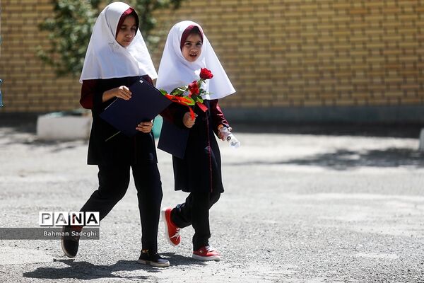 مراسم تجلیل از دانش‌آموزان ممتاز و نخبه مدارس خیرساز