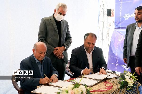 مراسم تجلیل از دانش‌آموزان ممتاز و نخبه مدارس خیرساز