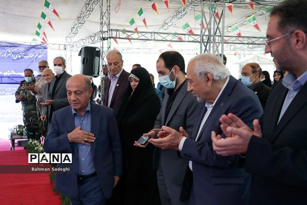 مراسم تجلیل از دانش‌آموزان ممتاز و نخبه مدارس خیرساز