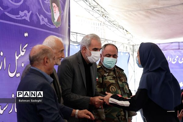 مراسم تجلیل از دانش‌آموزان ممتاز و نخبه مدارس خیرساز