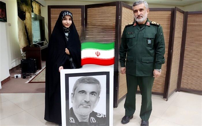 تقدیم تابلو نقاشی سردار «حاجی زاده» از سوی رئیس مجلس دانش‌آموزی قم
