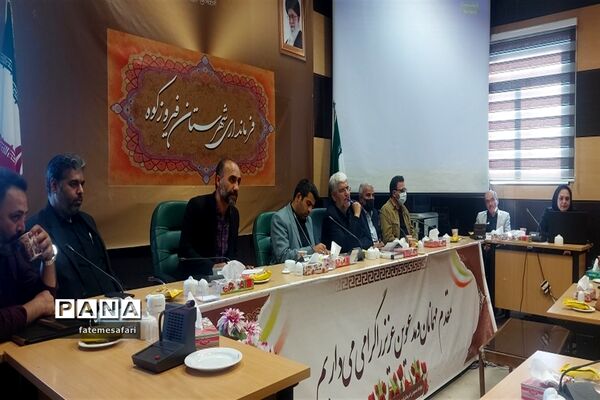 دیدار فرماندار فیروزکوه با جوانان به‌مناسبت هفته دولت