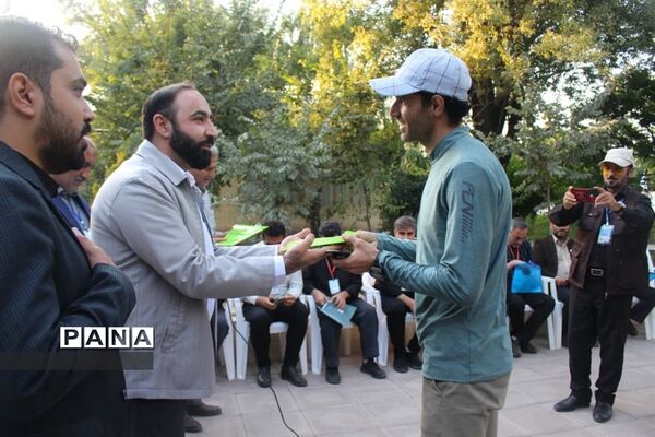 نشست صمیمی قائم مقام معاون وزیر در سازمان دانش‌آموزی با عوامل و سرپرستان اردوی قطبی دماوند