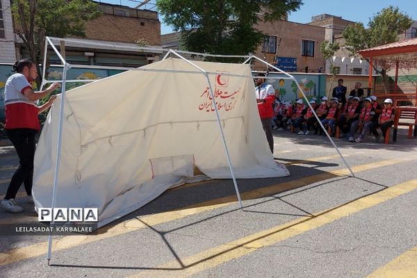 آموزش چادرزنی در پایگاه اوقات فراغت سازمان دانش‌آموزی فشافویه