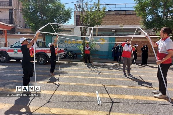 آموزش چادرزنی در پایگاه اوقات فراغت سازمان دانش‌آموزی فشافویه