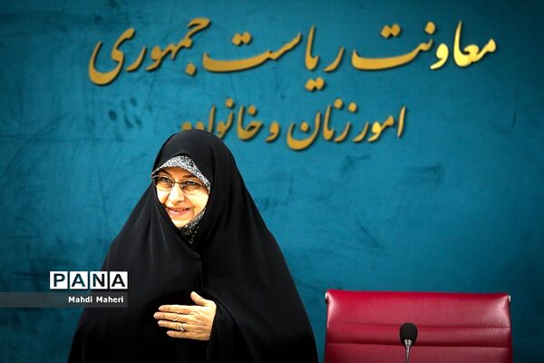 نشست معاون رئیس‌جمهوری در امور زنان و خانواده با رتبه‌های برتر کنکور سراسری