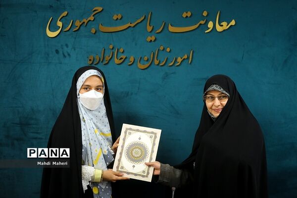 نشست معاون رئیس‌جمهوری در امور زنان و خانواده با رتبه‌های برتر کنکور سراسری