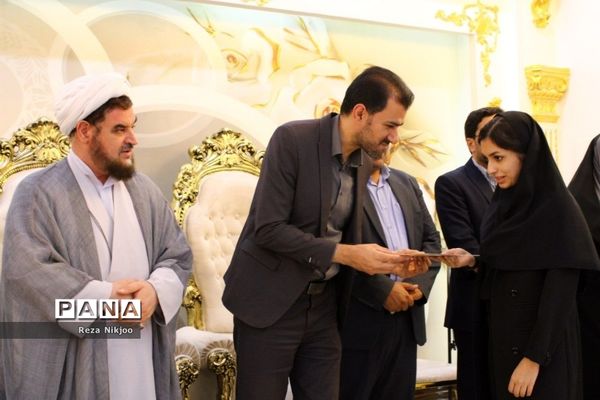 گردهمایی صمیمانه با رتبه‌های برتر کنکور