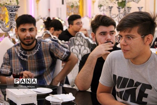 گردهمایی صمیمانه با رتبه‌های برتر کنکور