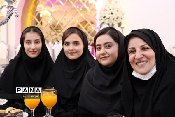 گردهمایی صمیمانه با رتبه‌های برتر کنکور