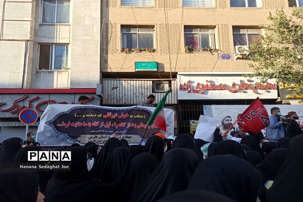 تجمع اعتراض‌آمیز در پاسخ اهانت به همسر و دختر شهید‌منصور خادم صادق در شیراز