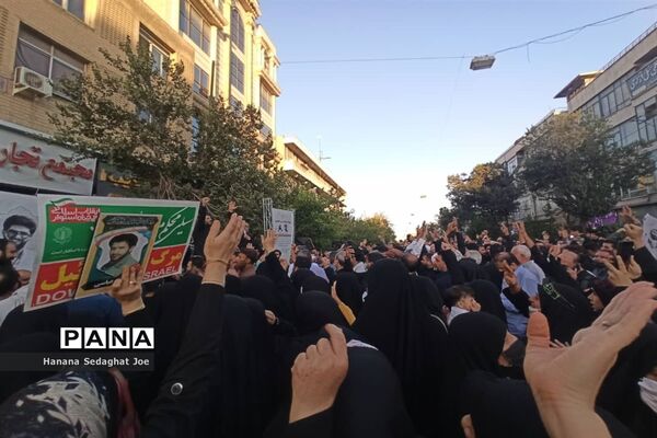 تجمع اعتراض‌آمیز در پاسخ اهانت به همسر و دختر شهید‌منصور خادم صادق در شیراز