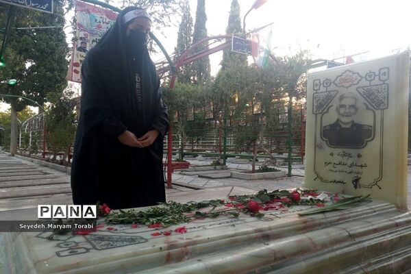 حضور دانش‌آموزان عضو سازمان دانش‌آموزی فارس بر مزار شهید خادم صادق