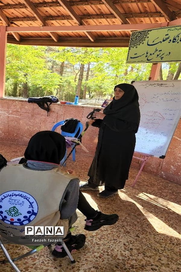 کلاس‌های آموزشی اردوی قطبی دختران در اصفهان