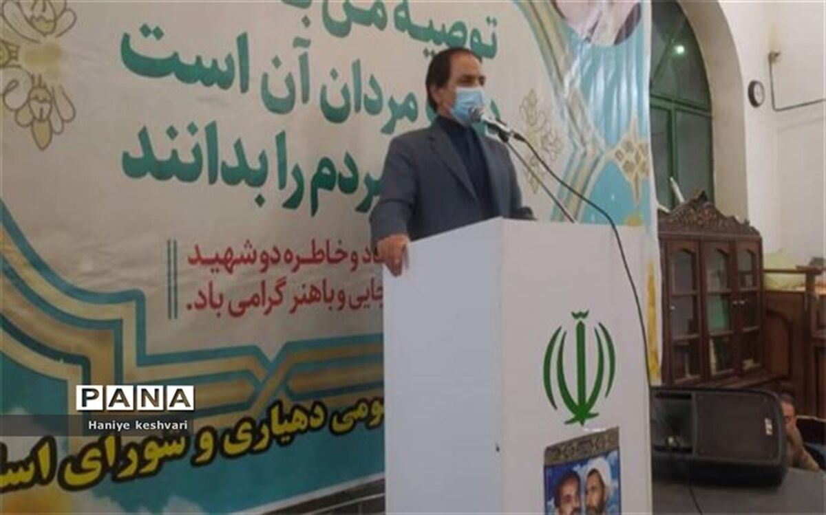 مسئولان‌ و مدیران یک کشور باید خود را خادم مردم بدانند